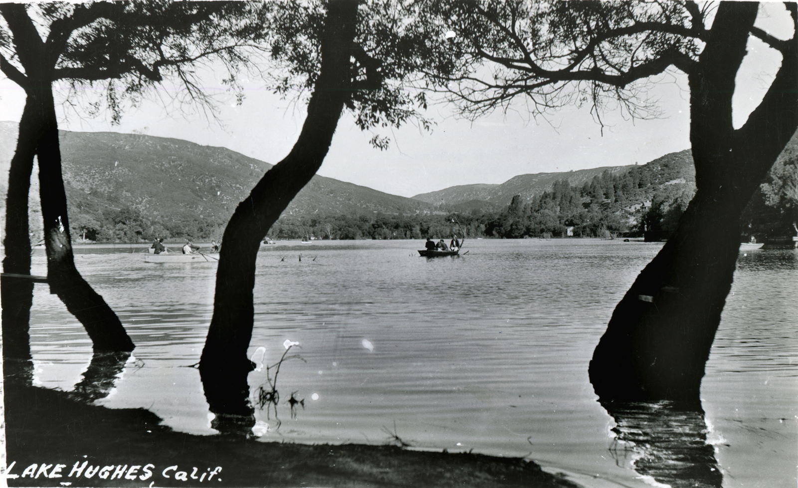 LW2492a Lake Hughes Boating on Lake Hughes 1940s